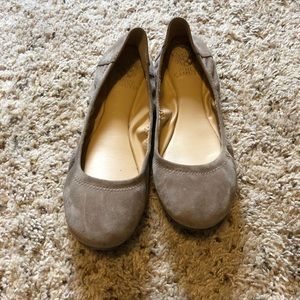 Vince Camuto tan suede elastic ballet flats sz 8